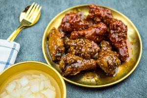asas de frango coreano frito crocante em molho de alho de soja e molho doce foto