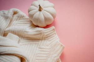 composição de outono com suéter branco e abóbora foto