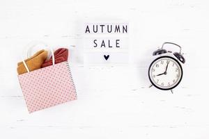 texto de venda de outono em fundo branco lightbox foto
