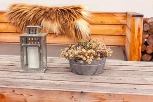 terraço do restaurante ao ar livre com móveis de madeira foto