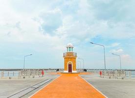 panorama da atmosfera da manhã, farol do mercado ang sila, o centro de frutos do mar de chonburi para turistas. província de chonburi tailândia foto