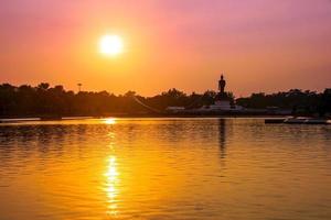 15,87 m, ou 52 pés, estátua de Buda alta em Phutthamonthon, Bangkok, Tailândia foto