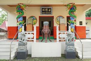 solo, indonésia, 2022 - edifícios de culto, pagodes com cores vivas e esculturas chinesas