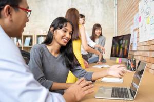 grupo de reunião de equipe de empresários asiáticos no conceito de planejamento e ideias de design de trabalho de escritório moderno foto