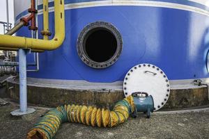 abriu o bueiro enferrujado no tanque de combustível azul foto