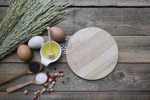 ingredientes alimentares, utensílios de cozinha para cozinhar na est de madeira