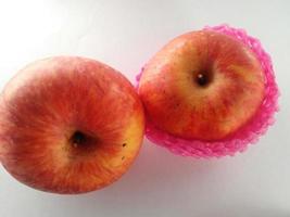 maçãs vermelhas isoladas no fundo branco. Sabe-se que as maçãs são baixas em calorias e contêm uma variedade de vitaminas e minerais, como vitamina a, vitamina b6, vitamina ce potássio. foto