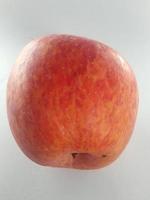 maçãs vermelhas isoladas no fundo branco. Sabe-se que as maçãs são baixas em calorias e contêm uma variedade de vitaminas e minerais, como vitamina a, vitamina b6, vitamina ce potássio. foto