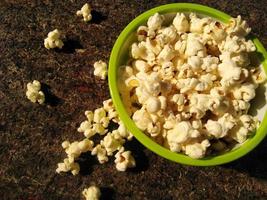 vista alta de pipoca madura servida em bowl.close verde .além de ajudá-lo a perder peso, comer pipoca também tem outros benefícios para a saúde. foto