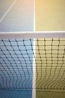 rede de tênis na quadra foto