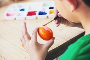 pessoas pintando ovos de páscoa coloridos - conceito de feriado nacional de celebração de pessoas foto