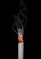 os conceitos de fumar, morte e perigo são cigarros acesos. que causam câncer de pulmão e sérios riscos à saúde foto