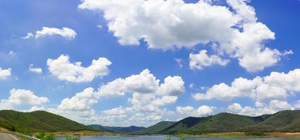 panorama nuvens fofas contra no céu azul foto