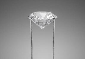 diamante brilhante brilhante colocado em fundo cinza em pinças de diamante. renderização 3D