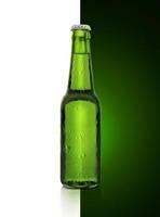garrafa de cerveja verde com conta-gotas em fundo verde e branco
