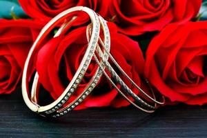 alianças de casamento de ouro com diamante e flor rosa foto
