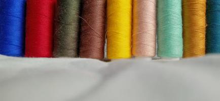 linha de costura com várias cores, para materiais de produção de costura foto