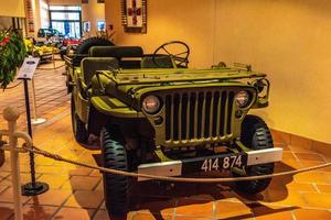 fontvieille, mônaco - junho de 2017 ford gpw verde - jipe 1942 no museu de coleção de carros top de mônaco foto