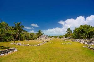ruínas antigas de maya na zona arqueológica de el rey perto de cancun, yukatan, méxico foto
