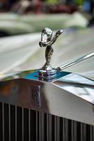 friedrichshafen - emblema do logotipo de maio de 2019 do rolls-royce corniche 1986 cabrio no motorworld classics bodensee em 11 de maio de 2019 em friedrichshafen, alemanha foto