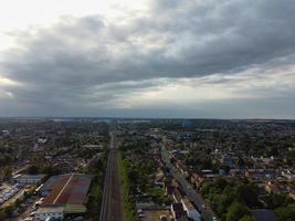 vista aérea de alto ângulo de trilhos de trem na estação ferroviária de leagrave luton da inglaterra, reino unido foto