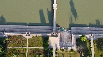 vista aérea de alto ângulo do histórico mughals hiran minar e vila de sheikhupura paquistão foto