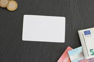 cartão de crédito simulado papel na mesa com dinheiro do euro foto