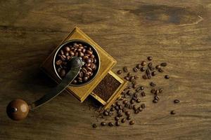 moedor de café vintage. moedor de café manual retro de madeira e metal. foco suave. foto