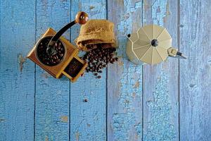 moedor de café vintage. moedor de café manual retro de madeira e metal. no velho foco background.soft de madeira. foto