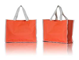 saco de compras laranja em fundo branco foto