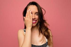 retrato de estúdio de sorridente mulher europeia atraente posando sobre fundo rosa isolado foto