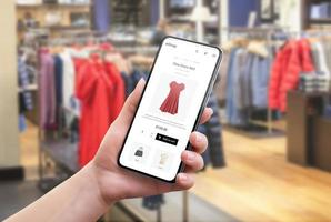 procure roupas online em uma loja de roupas. seleção de cor e tamanho no aplicativo. site de comércio eletrônico moderno em um telefone celular na mão de uma mulher