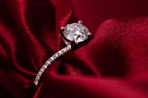 anel de casamento de diamante tecido vermelho foto