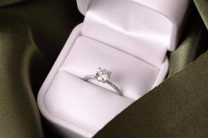 anel de casamento de diamante tecido verde foto