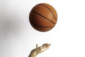 jogando uma bola de basquete foto