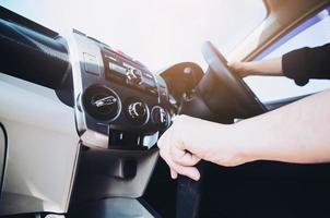 homem dirigindo carro segurando o controle de transmissão automática de mudança de marcha - conceito de condução de carro foto