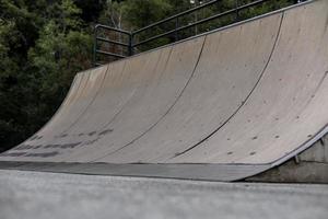 rampa de skate quarter pipe foto