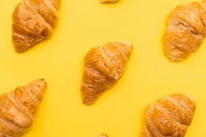 croissants estampados na superfície amarela foto