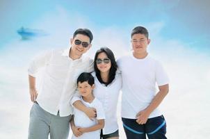 mãe pai asiático com dois filhos na natureza - conceito de família asiática feliz foto