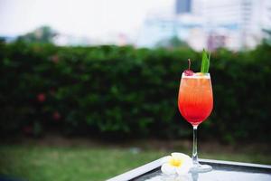 nome da receita de coquetel mai tai ou mai thai coquetel de favor em todo o mundo inclui suco de rum e calda de orgeat e licor de laranja - bebida alcoólica doce com flor no jardim relaxe o conceito de férias foto