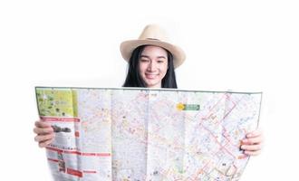 mulher segurando mapa para planejar viagens de férias foto