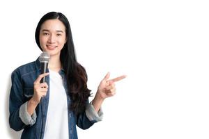 mulher asiática segurando microfone com espaço de cópia em fundo branco foto