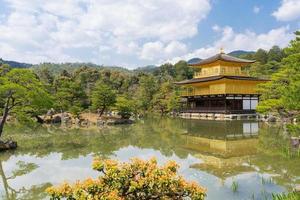 o pavilhão dourado no templo kinkankuji o famoso marco para turistas em kyoto japão foto