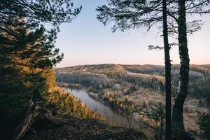 bela paisagem matinal, primeiros raios de sol aparecem sobre montanhas e vale do rio, usva, montanhas urais. foto