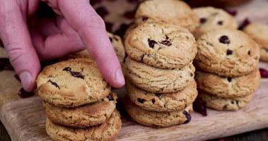 colocar biscoitos de aveia com cranberries secas no tabuleiro foto