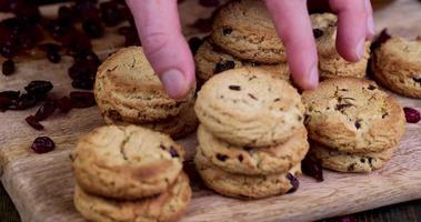 colocar biscoitos de aveia com cranberries secas no tabuleiro foto