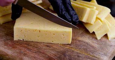 cortando queijo de leite de vaca delicioso maduro foto