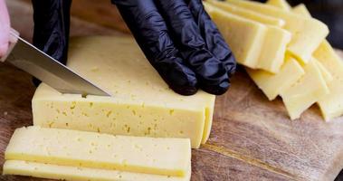 cortando queijo de leite de vaca delicioso maduro foto
