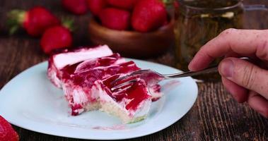 dividir bolo de morango com creme de queijo e geleia foto