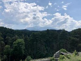 as montanhas em brasov roménia foto